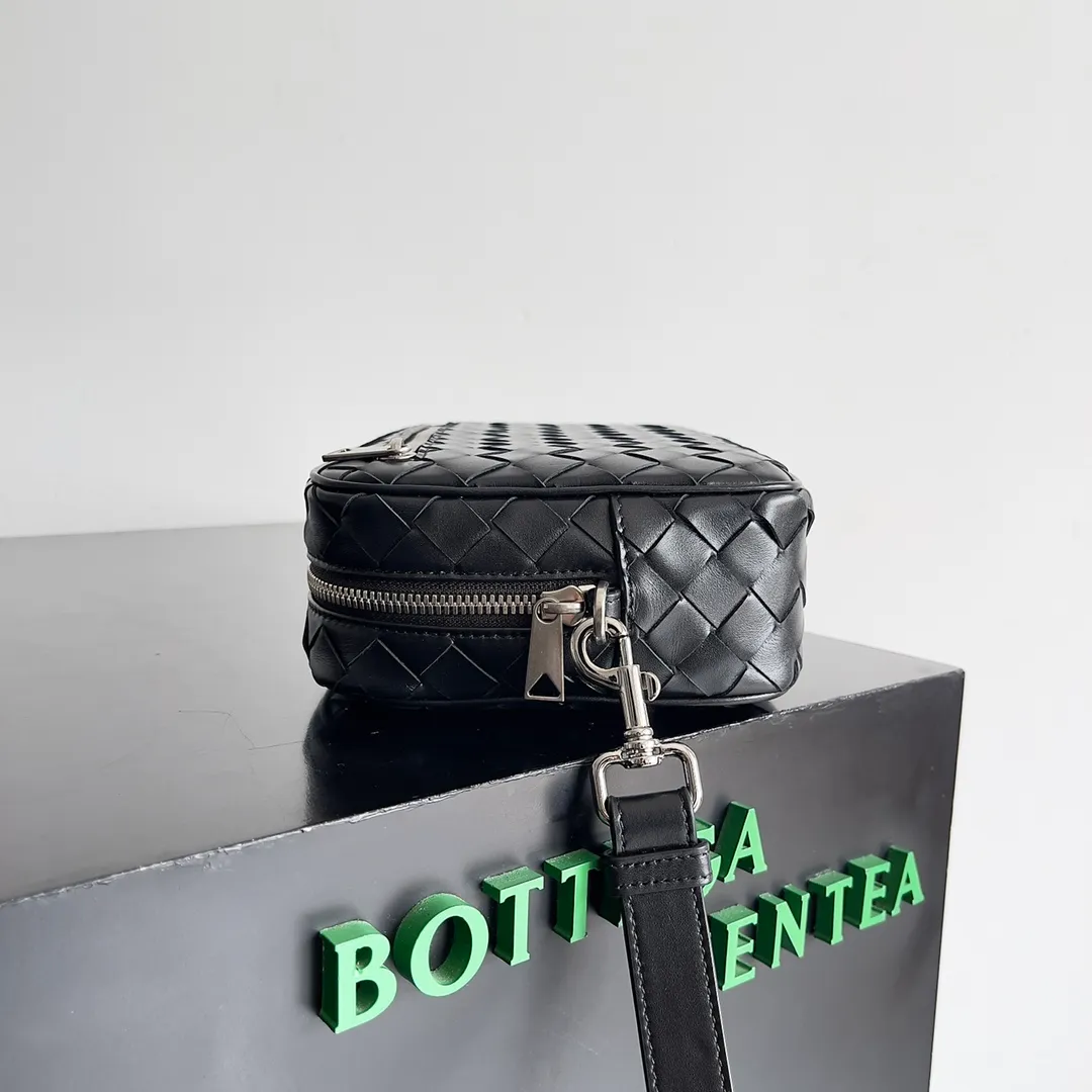 Batch 1660 BOTTEGA VENETA new men's INTRECCIATO woven wristband clutch bag. This is a clutch bag that can be hung on the wrist. It is more portable than other clutch bags. It can also hold some daily necessities. It is small and does not take up space to carry with you. The cow leather is durable and rich in texture. The classic weave is low-key and high-end. There are six card slots inside, which is very suitable for storing various cards such as ID cards and driver's licenses when traveling✈️ Style number: 777390 Size: 25*15*6.5cm